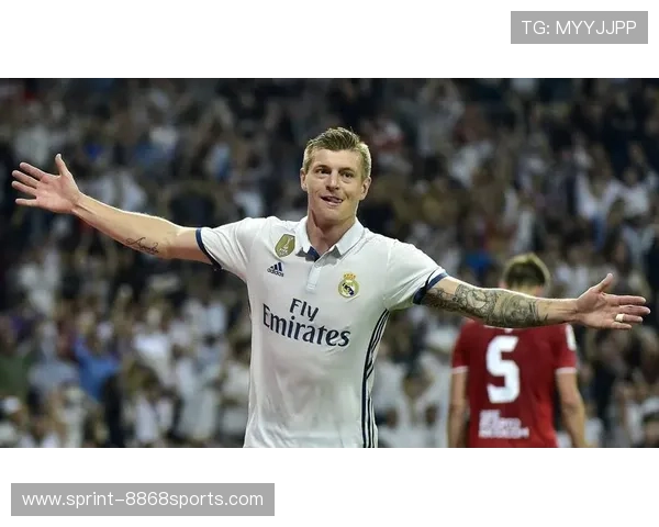 足球球星下飞机如走秀般耀眼登场引爆机场全场关注